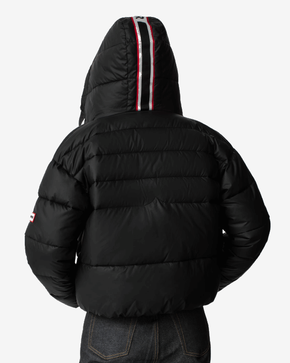 žene Hunter logo crn intrepid izolirana tkana kratka pufer jakna FFP0T366